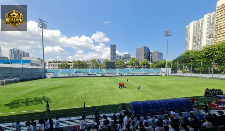 Jalan Besar Stadium trong một trận bóng đá tại Singapore