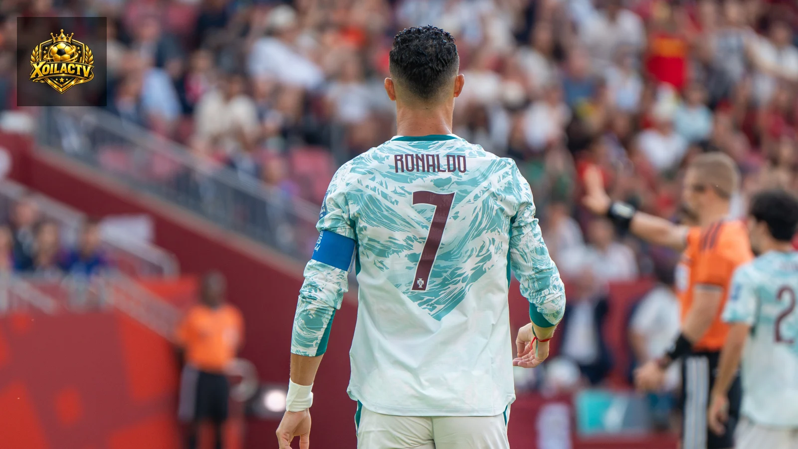 Cristiano Ronaldo thi đấu cho đội tuyển Bồ Đào Nha